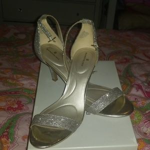 Bandolino Shoes - Used, W10, Gold sparkle Bandolino Bdmadia heels Bandolino Shoes - Used, W10, Gold sparkle Bandolino Bdmadia heels